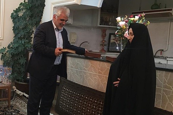 دکتر طهرانچی با خانواده شهید شهریاری دیدار کرد