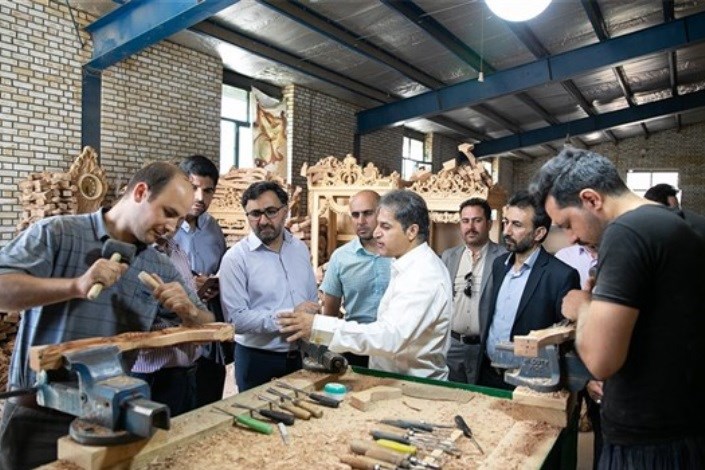 بازدید چهار ساعته دهقانی فیروزآبادی از کارگاه‌های تولیدی و نمایشگاه‌های فروش مبل منبت ملایر