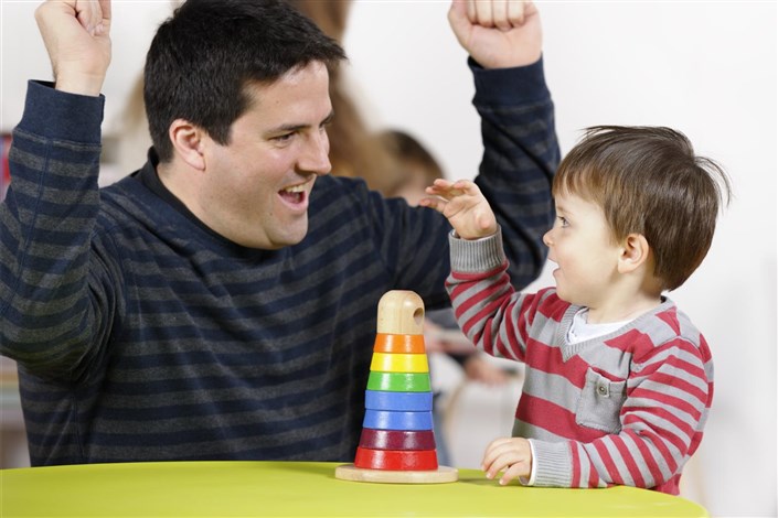 کودکان با نگاه کردن به رفتار پدر و مادر الگو برداری می کنند