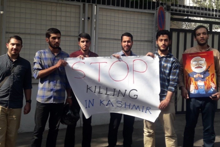 هدیه نمادین دانشجویان ایرانی به سفارت هند در تهران