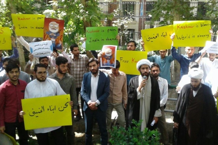  دانشجویان و طلاب در اعتراض به کشتار مردم کشمیر تجمع کردند