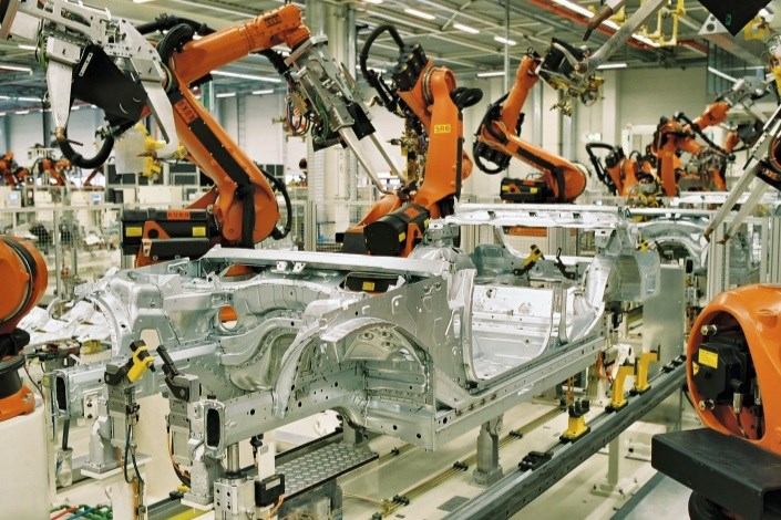 تولید ربات‌‌‌‌‌‌‌‌‌های صنعتی و نظامی در واحد ایلخچی/ برگزاری دوره‌های آموزشی دانشگاه در صنایع خودروسازی 
