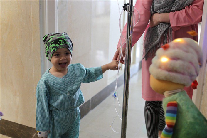  عروسک « تولد مبارک» کنار کودکان مبتلا به سرطان  محک+عکس