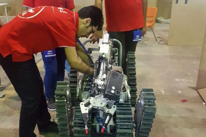 انواع ربات‌های صنعتی، امدادگر و نظامی در واحد قزوین ساخته می‌شود/ تولید خودرو برقی در دانشگاه گامی در جهت کاهش آلودگی هوا