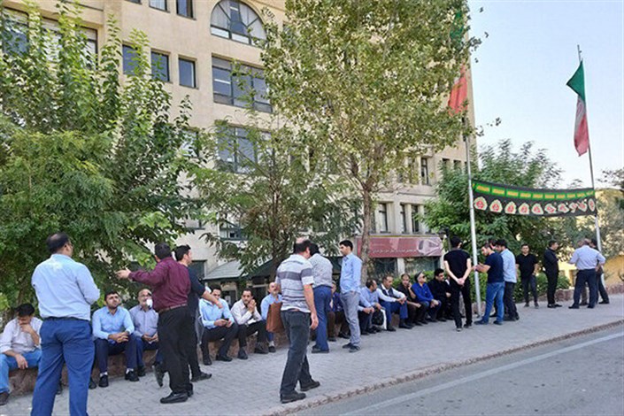   تجمع تعدادی از کارکنان شرکت مترو در محوطه ساختمان اصلی