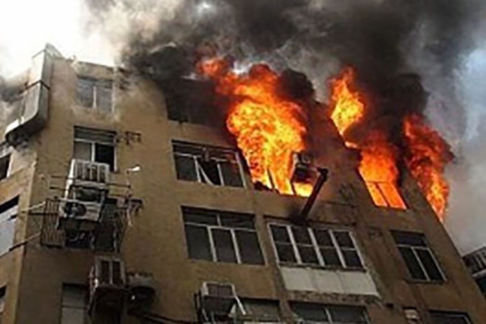 آتش سوزی واحد مسکونی در ورامین/ مرد ۵۰ ساله خود را از پنجره به بیرون انداخت