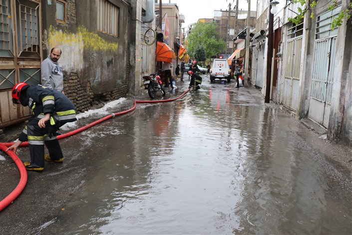 آماده باش آتش نشانی در آب گرفتگی های تهران/  تخلیه آب از منازل با پمپ‌های آب‌کش