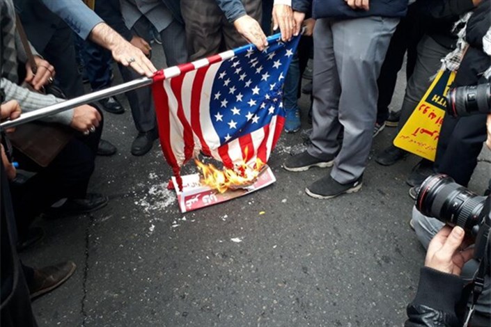 پرچم آمریکا در آتش خشم راهپیمایان سوخت
