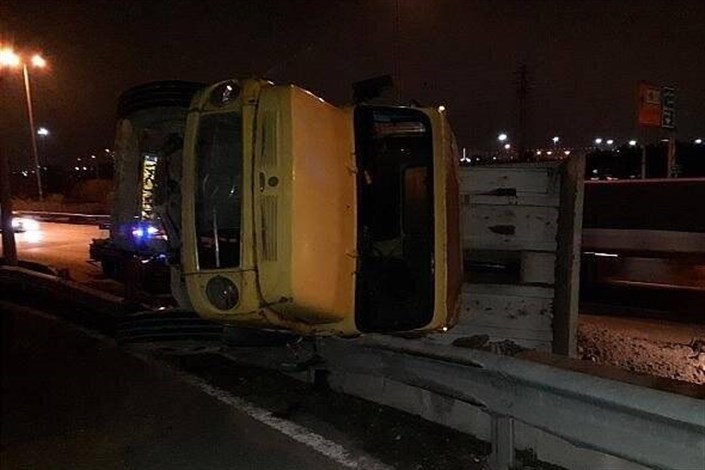 واژگونی کامیون درزیر پل کفش ملی  بزرگراه فتح