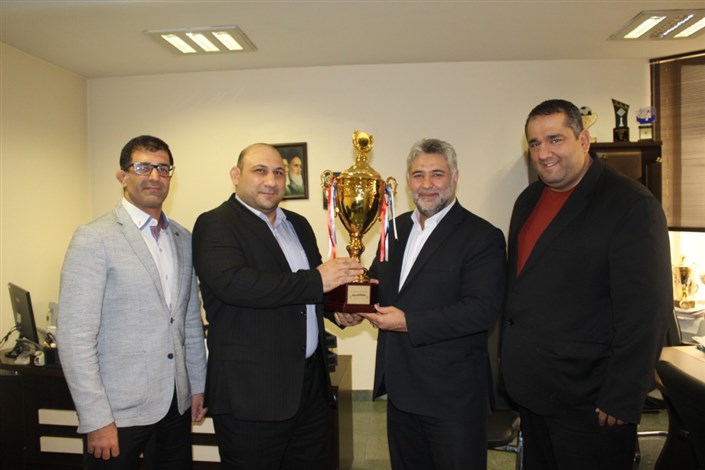 اهدای جام سومی کشتی آزاد به موزه افتخارات باشگاه دانشگاه آزاد اسلامی