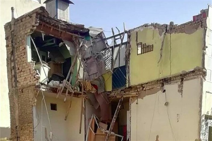 ساختمان دو طبقه قدیمی در خیابان خاوران فرو  ریخت