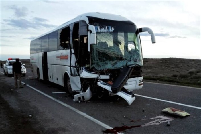  تصادف صبحگاهی اتوبوس با کامیون/ 19نفرمصدوم شدند