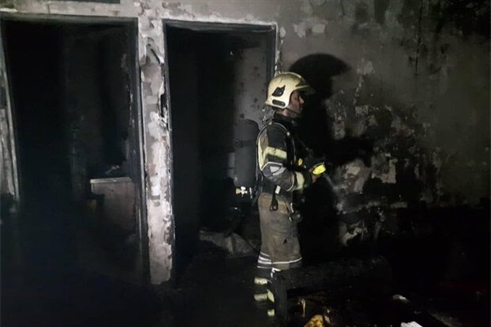 آتش سوزی منزل مسکونی در تهرانپارس/ یک آتش‌نشان مصدوم شد