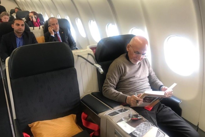 کتابخوانی رئیس‌جمهور افغانستان در هواپیما/ اشرف غنی چه کتابی می‌خواند؟