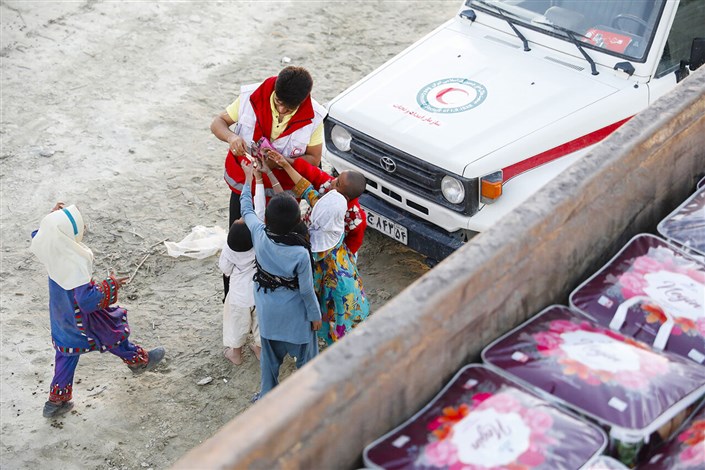  روزانه 15 هزار بسته بهداشتی بین سیل‌زدگان استان لرستان توزیع می‌شود