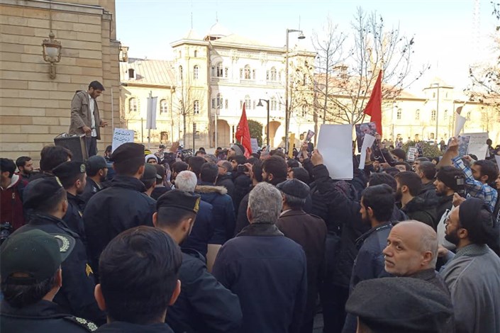 فریاد اعتراض مردم پشت پنجره‌های بسته وزارت خارجه