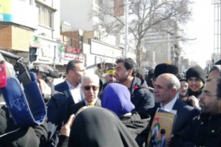 حضور غلامی همراه با مدیران و کارکنان وزارت علوم در راهپیمایی 22 بهمن