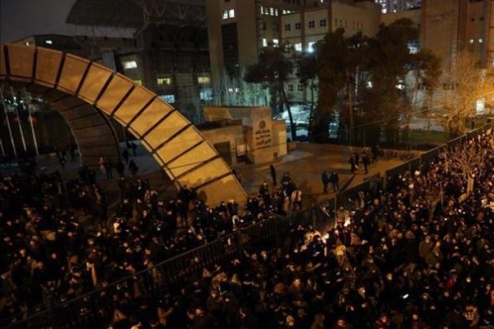 تجمع و درگیری دانشجویان دانشگاه امیرکبیر/ معترضان برنامه و هدف مشخصی نداشتند