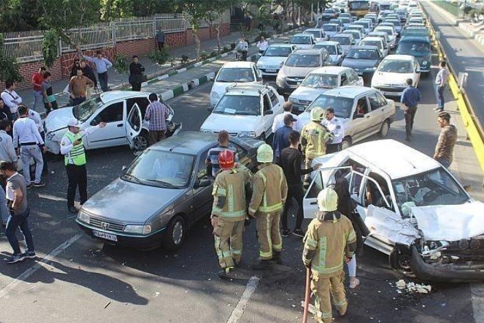 برخورد شدید سه خودرو در بزرگراه اشرفی  اصفهانی