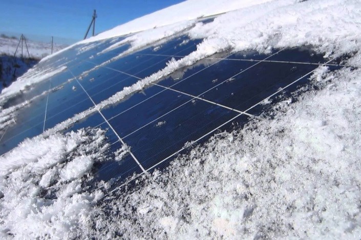 ایده‌ یک زوج برای حل چالش انباشت برف روی صفحات خورشیدی