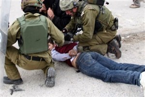 هتک حرمت مسجد الاقصی و بازداشت جوانان فلسطینی توسط نظامیان صهیونیست