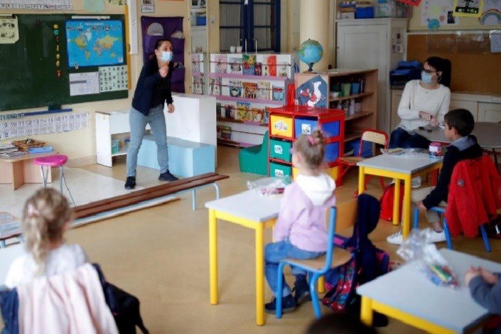 بازگشایی مدارس ابتدایی در فرانسه/ دانش‌آموزان با فاصله یک متری در کلاس حاضر می‌شوند