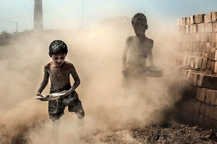 کودکانی که در غبار خیابان‌ها گم شدند/ کودکان کار بیشتر از جشنواره به حمایت نیاز دارند