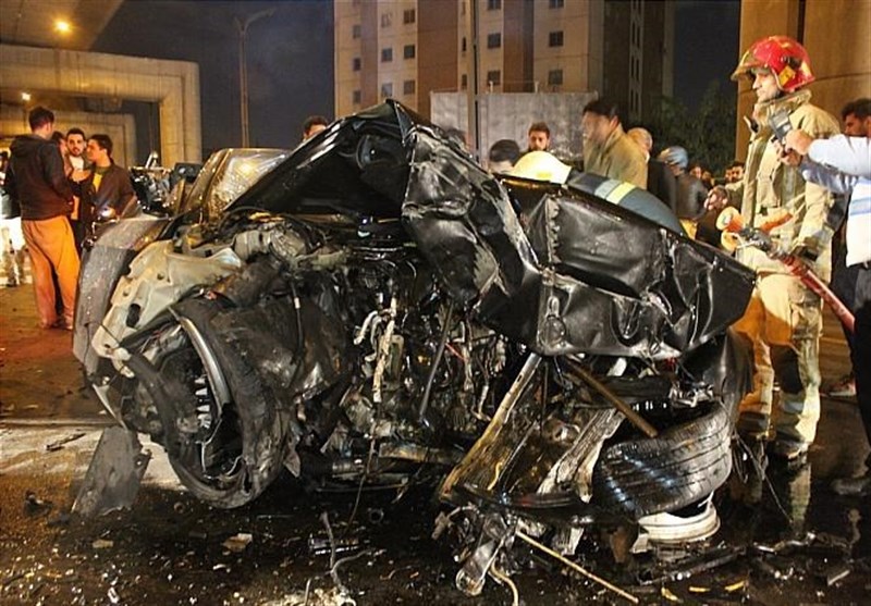  BMW پس از تصادف با ستونهای پل هوایی متلاشی شد + تصاویر